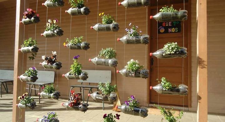 jardin vertical casero hecho con botellas de plástico