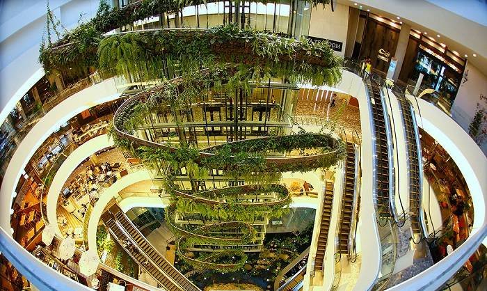 Shopping EmQuartier por dentro con su jardín vertical que cae en forma de espiral. 